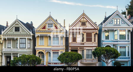 Fila di case in Alamo Square, San Francisco conosciuta come 'Painted Ladies' Foto Stock