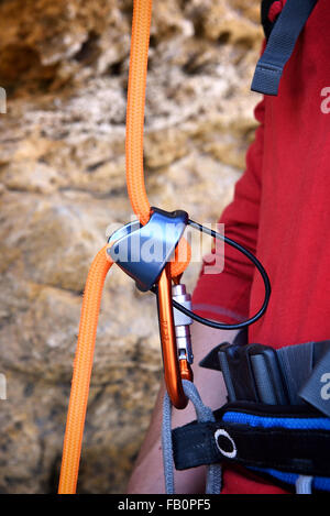 Moschettone arrampicata sulla corda arancione, close up Foto Stock