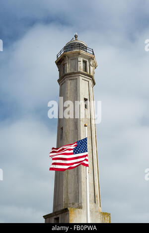 Faro di Alcatraz e noi bandiera Foto Stock