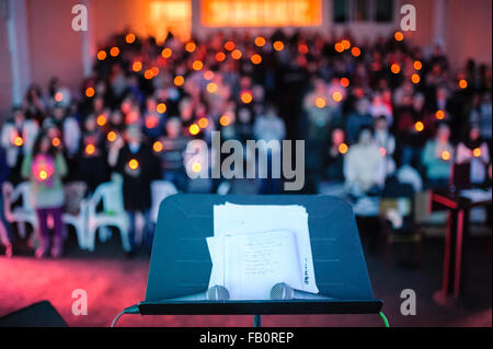 Microfoni contro lo sfondo della convention center Foto Stock