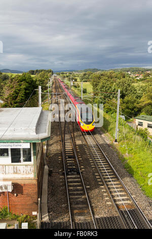 Treni del Virgin Pendolino in direzione sud sulla sezione diritta della linea principale della costa occidentale ferrovia a Hest Banca, nel Lancashire. Foto Stock