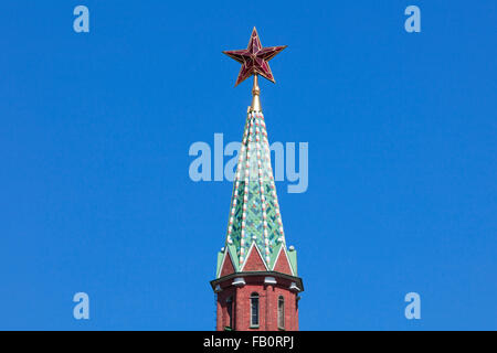 Dettaglio del crimson star sulla parte superiore dell'acqua che alimenta torre o Torre Vodovzvodnaya (1488) del Cremlino a Mosca, Russia Foto Stock