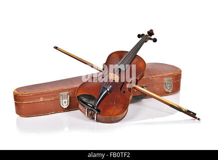 Vecchio violino caso con prua su uno sfondo bianco isolato Foto Stock