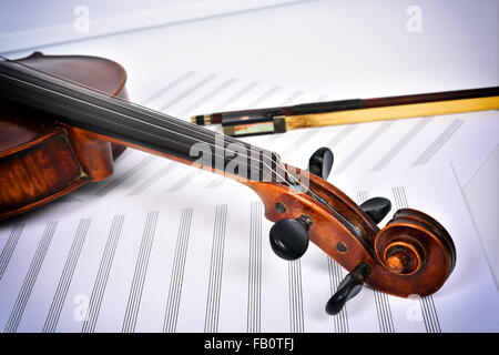 Violino giacente in corrispondenza di un angolo sulle note, close up Foto Stock