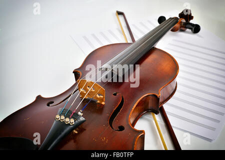 Vecchio violino sulle note si trova sulle note Foto Stock