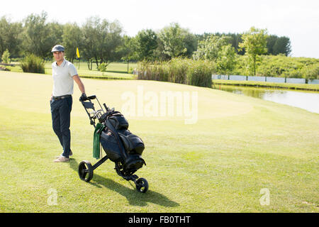 Giovane uomo giocando a golf Foto Stock