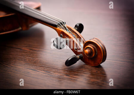 Marrone testa di violino sul tavolo, close up Foto Stock