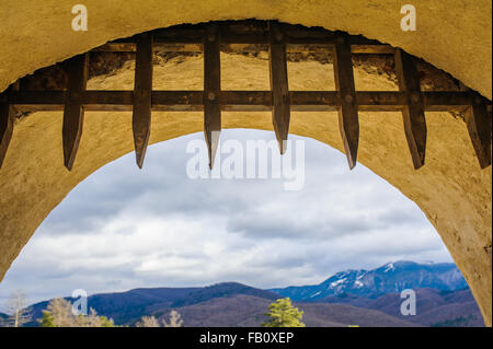 La porta della fortezza Rasnov in Transilvania, Romania, dicembre 2014 Foto Stock