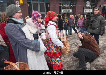 Giovani donne accogliente tre saggi con ninnoli, epifania (tre re) Vacanza processione in Wroclaw, Bassa Slesia, Polonia Foto Stock
