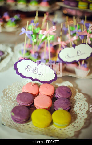 Nozze con dessert deliziosi dolci e amaretti Foto Stock