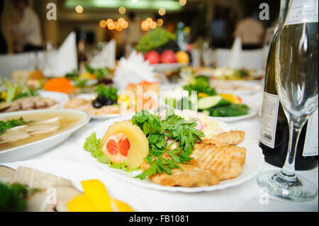 Bella e il cibo gustoso sul ricevimento di nozze Foto Stock