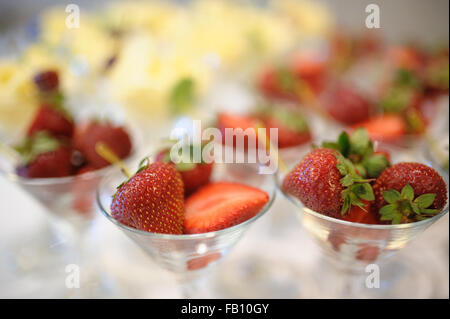 Bella e gustosi ananas e fragola sul ricevimento di nozze Foto Stock