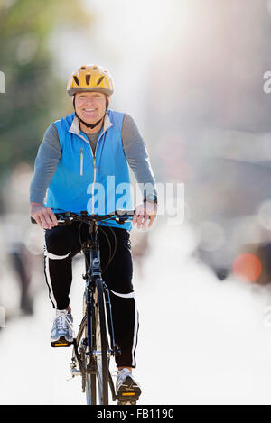 Uomo maturo Bicicletta Equitazione Foto Stock