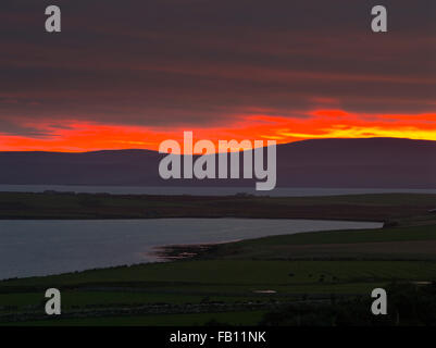 Dh flusso SCAPA ORKNEY Fiery Sunset over Hoy colline mare nuvole rosso Foto Stock
