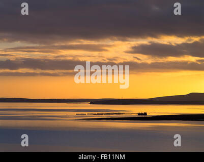 dh allevamento di pesce gabbie FLUSSO DI SCAPA ORKNEY Scottish salmone pesce agricoltura regno unito tramonto cielo arancione scozia isola acquacoltura Foto Stock