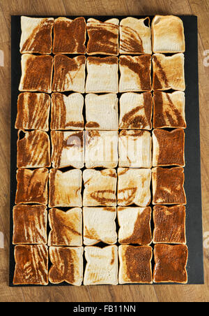 Artista gallese Nathan Wyburn con il suo ritratto di Kate Middleton realizzato da Marmite spalmata sul pane tostato. Foto Stock