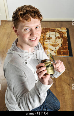 Artista gallese Nathan Wyburn con il suo ritratto di Kate Middleton realizzato da Marmite spalmata sul pane tostato. Foto Stock