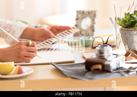 Giovane donna iscritto negli appunti Foto Stock