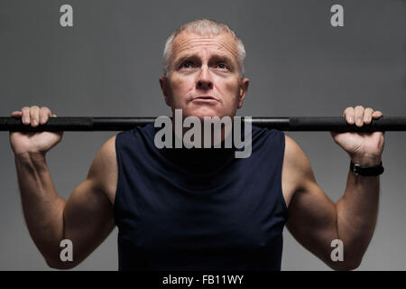 L uomo nel club salute sollevamento pesi Foto Stock