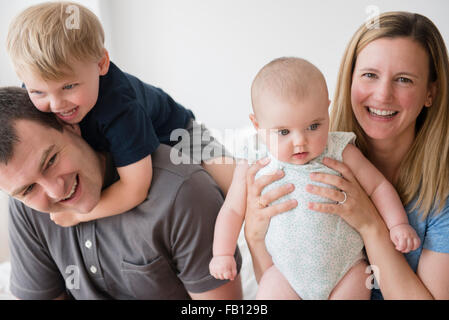 Ritratto di genitori con figlio (2-3) e la nostra bambina (12-17 mesi) Foto Stock