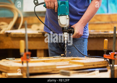 Carpenter utilizzando drill Foto Stock
