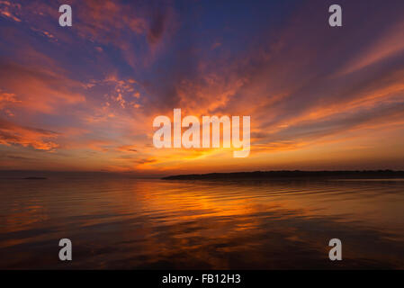Golden tramonto sul mare Foto Stock