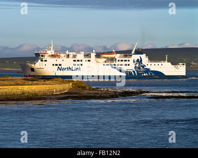Dh Scapa flusso HAMNAVOE MV ORKNEY Serco Northlink traghetti passeggeri a vela traghetti Scozia Foto Stock
