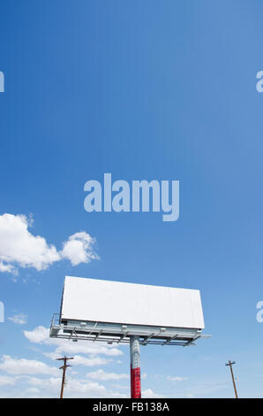 Tabellone vuoto contro il cielo blu Foto Stock