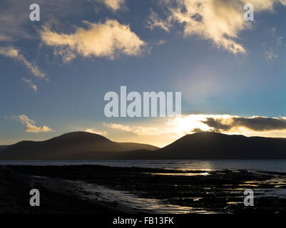 Dh Hoy suono spiaggia WARBETH ORKNEY Orkney Hoy colline tramonto in inverno isola scozia costa rocciosa Foto Stock