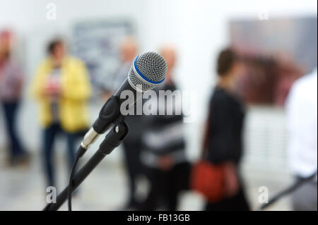 Microfono sul palco di fronte a corona Foto Stock