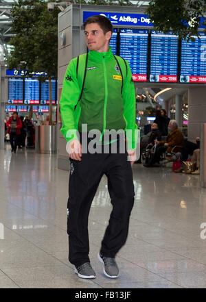 Duesseldorf, Germania. Il 7 gennaio, 2016. Gladbach è di nuovo la firma di Jonas Hofmann raffigurato all'aeroporto di Duesseldorf prima di viaggiare per il training camp in Belek, Turchia, a Duesseldorf in Germania, 7 gennaio 2016. Il Borussia Moenchengladbach sarà in Turchia per preparare per la seconda metà della stagione della Bundesliga. Foto: GUIDO KIRCHNER/DPA/Alamy Live News Foto Stock