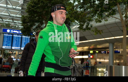 Duesseldorf, Germania. Il 7 gennaio, 2016. Gladbach è Josip Drmic raffigurato all'aeroporto di Duesseldorf prima di viaggiare per il training camp in Belek, Turchia, a Duesseldorf in Germania, 7 gennaio 2016. Il Borussia Moenchengladbach stanno andando in Turchia per preparare per la seconda metà della stagione della Bundesliga. Foto: GUIDO KIRCHNER/DPA/Alamy Live News Foto Stock