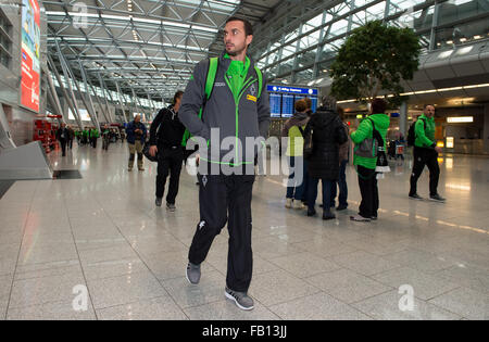 Duesseldorf, Germania. Il 7 gennaio, 2016. Gladbach è Martin Stranzl raffigurato all'aeroporto di Duesseldorf prima di viaggiare per il training camp in Belek, Turchia, a Duesseldorf in Germania, 7 gennaio 2016. Il Borussia Moenchengladbach sarà in Turchia per preparare per la seconda metà della stagione della Bundesliga. Foto: GUIDO KIRCHNER/DPA/Alamy Live News Foto Stock