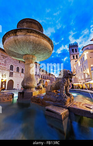 Fontana nella Piazza del Comune Foto Stock