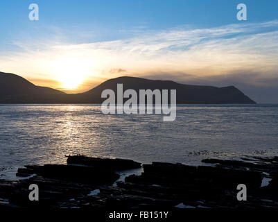 Dh colline Hoy HOY SOUND ORKNEY Sunset over Kame di Hoy rock beach sea island Foto Stock