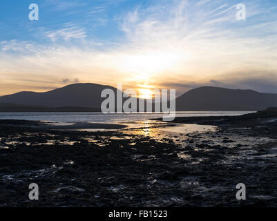 Dh colline Hoy HOY SOUND ORKNEY Sunset over stoney spiaggia mare rocce stone Foto Stock