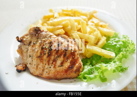 Bistecca di tacchino con patate fritte e lattuga Foto Stock