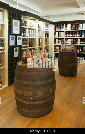 Interno del negozio di whisky in Huntly, Aberdeenshire, Scozia. Foto Stock