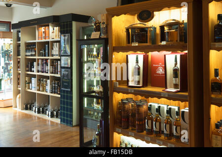 Interno del negozio di whisky in Huntly, Aberdeenshire, Scozia. Foto Stock