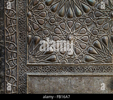 Ornamenti di bronzo-piastra porta di Sultan al-Zahir Moschea Barquq Foto Stock