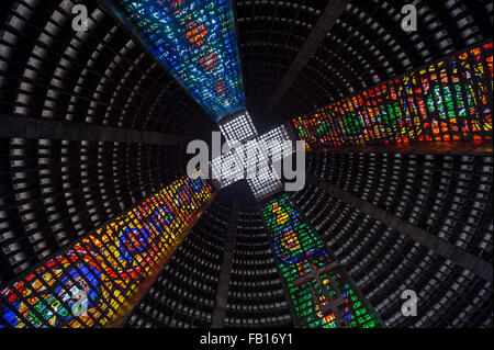 RIO DE JANEIRO, Brasile - 4 Novembre 2015: il vetro macchiato interno del modernista Cattedrale Metropolitana di San Sebastian. Foto Stock