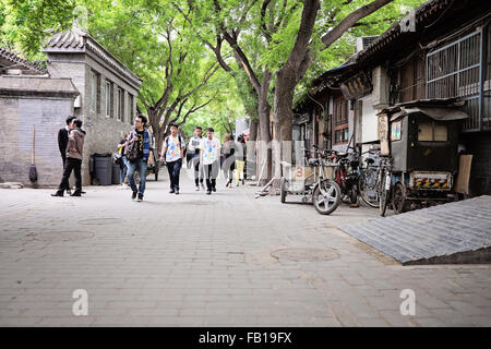 Persone che passeggiano lungo una popolare Hutong di Pechino, Cina Foto Stock