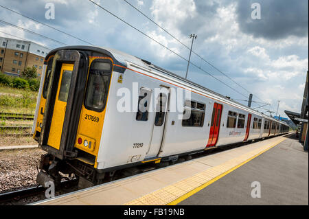 Treno classe 317 in livrea Abellio Greater Anglia in attesa presso una stazione ferroviaria in Inghilterra. Foto Stock