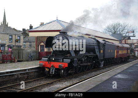 Flying Scotsman prende per le vie sotto vapore per la prima volta in un decennio. Foto Stock