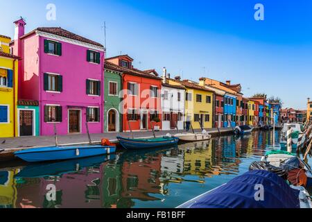 Multi-case colorate e le barche sul canal waterfront, Burano, Italia Foto Stock