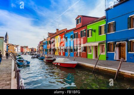 Multi-case colorate sul canal waterfront, Burano, Italia Foto Stock