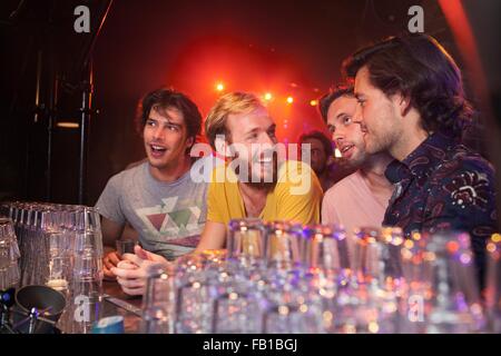 Gruppo di amici a celebrare in club Foto Stock