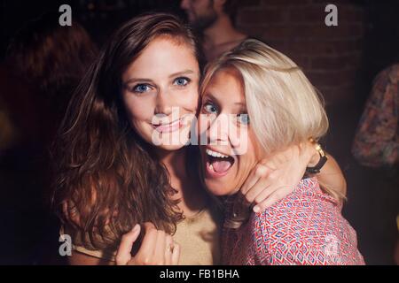 Giovani donne divertendosi nel club Foto Stock
