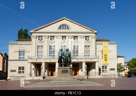 Goethe-Schiller monumento nella parte anteriore del German National Theatre, Weimar, Turingia, Germania Foto Stock