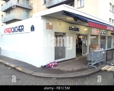 Parigi, Francia. Il 6 gennaio, 2016. Fiori posati per commemorare l'attacco terroristico del 9 gennaio 2015 presso la Hyper Cacher kosher supermercato presso la Porte de Vincennes a Parigi, in Francia, il 6 gennaio 2016. Il 9 gennaio 2015 un terrorista detenuto in ostaggio i clienti qui e ha ucciso quattro persone. Foto: GERD ROTH/DPA/Alamy Live News Foto Stock